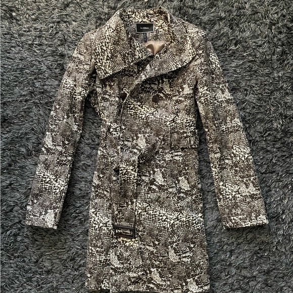 Fall/Spring Trench coat in size small. - Picture 1 of 3